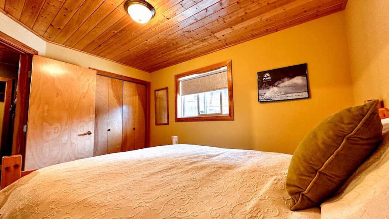 Photo of Bedroom in Apex Mountain