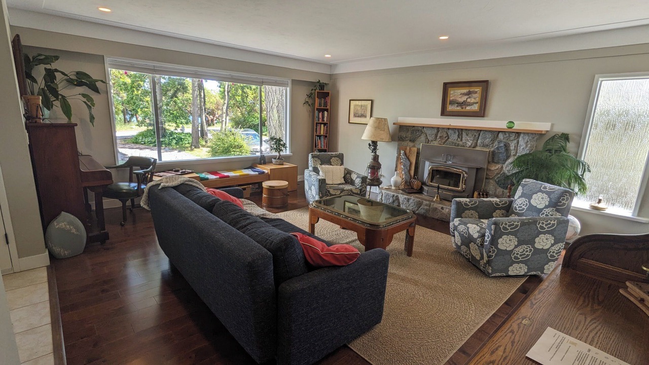 Photo of Livingroom in Colwood
