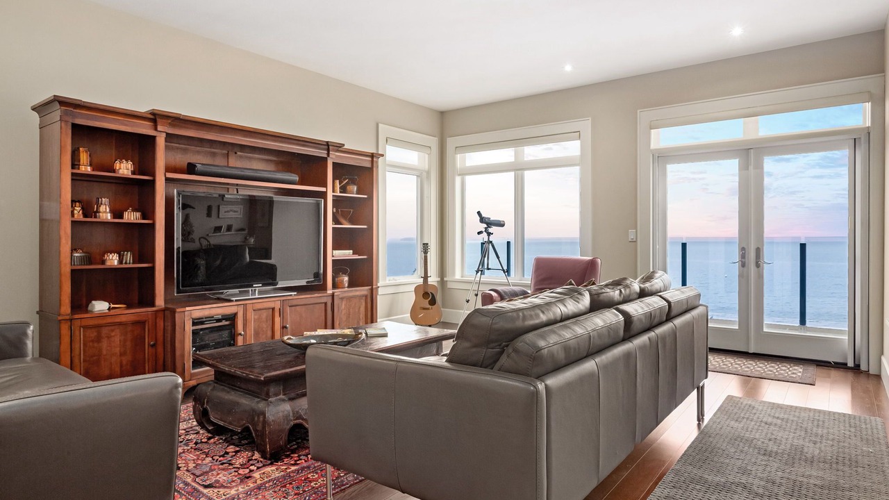Photo of Livingroom in Cordova Bay