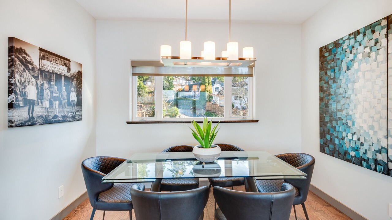 Photo of Livingroom in Brentwood Bay