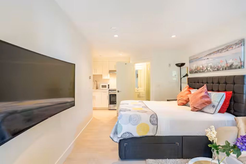 Photo of Bedroom in Renfrew-Collingwood