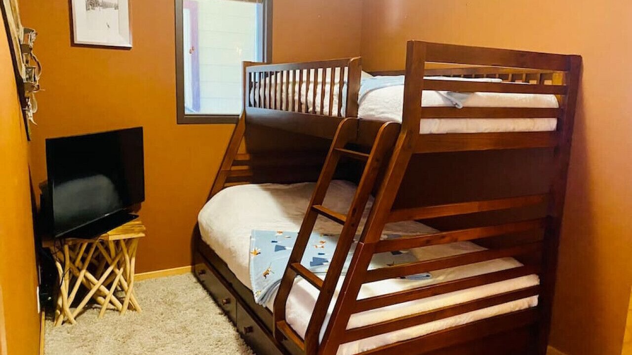 Photo of Bedroom in Apex Mountain