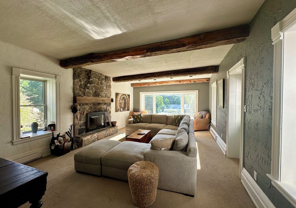 Photo of Livingroom in Mono