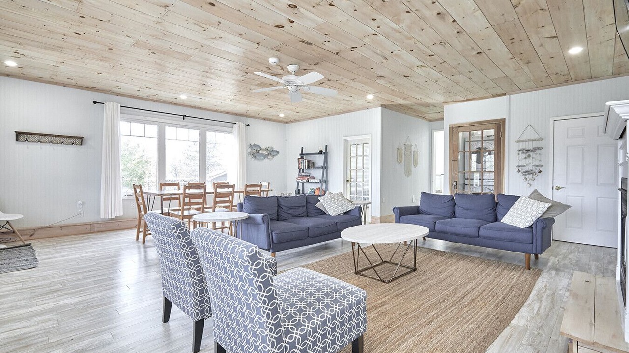 Photo of Livingroom in Honey Harbour
