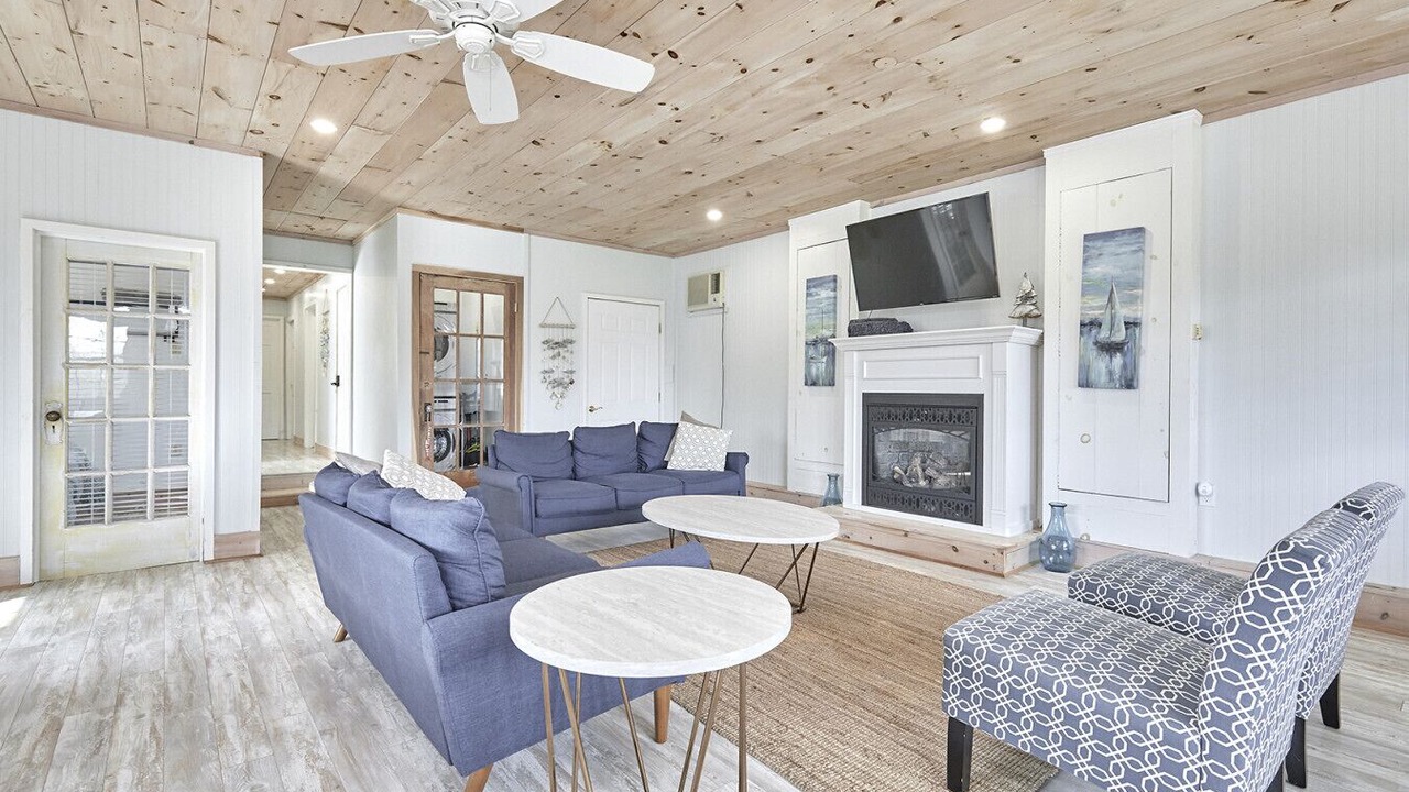Photo of Livingroom in Honey Harbour