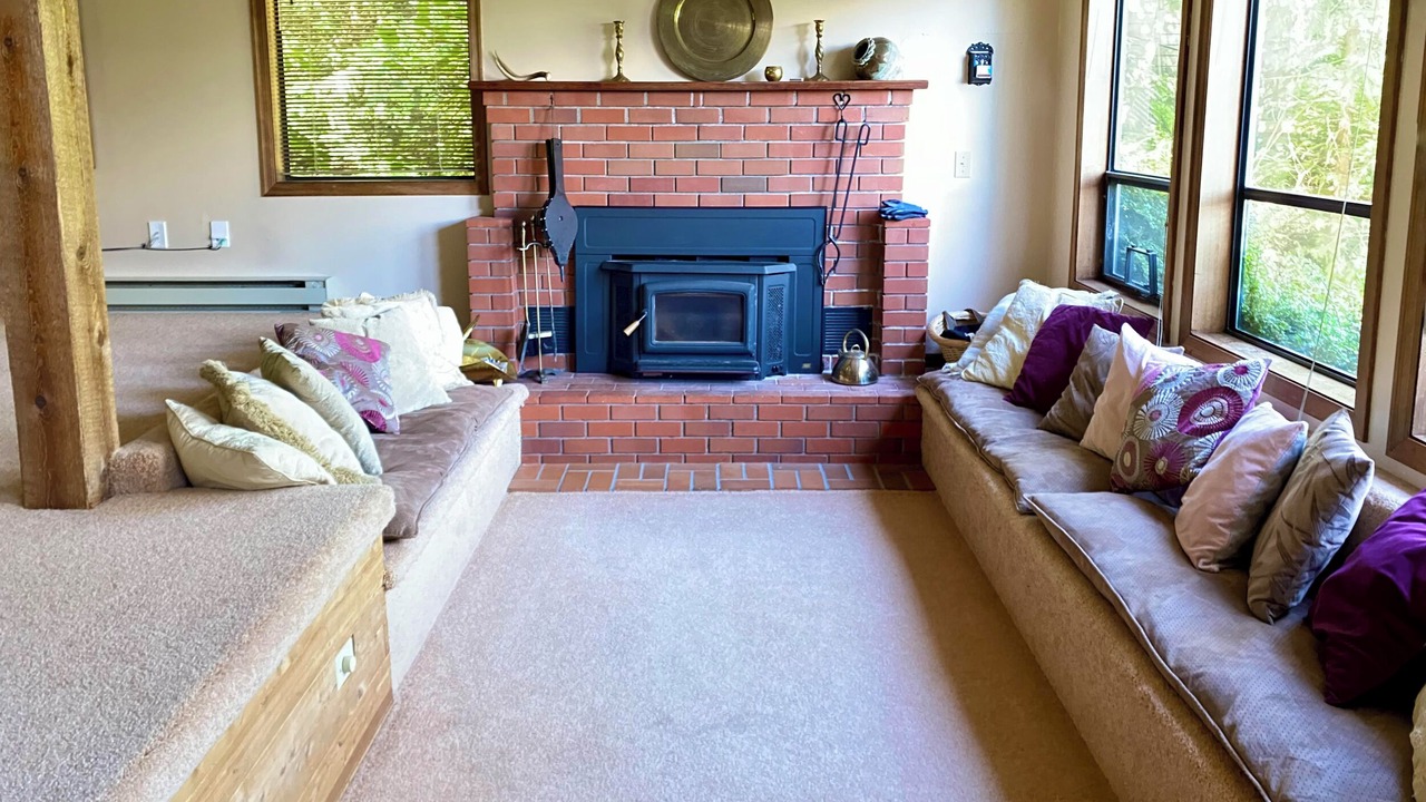 Photo of Livingroom in Juan de Fuca Electoral Area