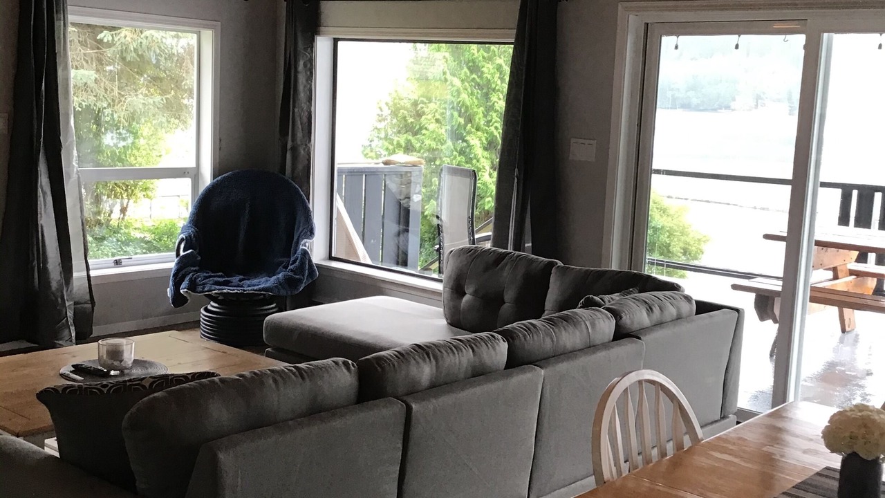 Photo of Livingroom in Youbou