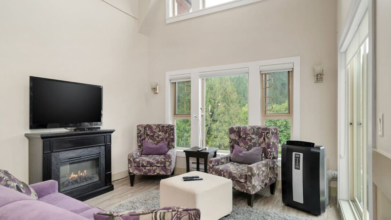 Photo of Livingroom in Harrison Hot Springs