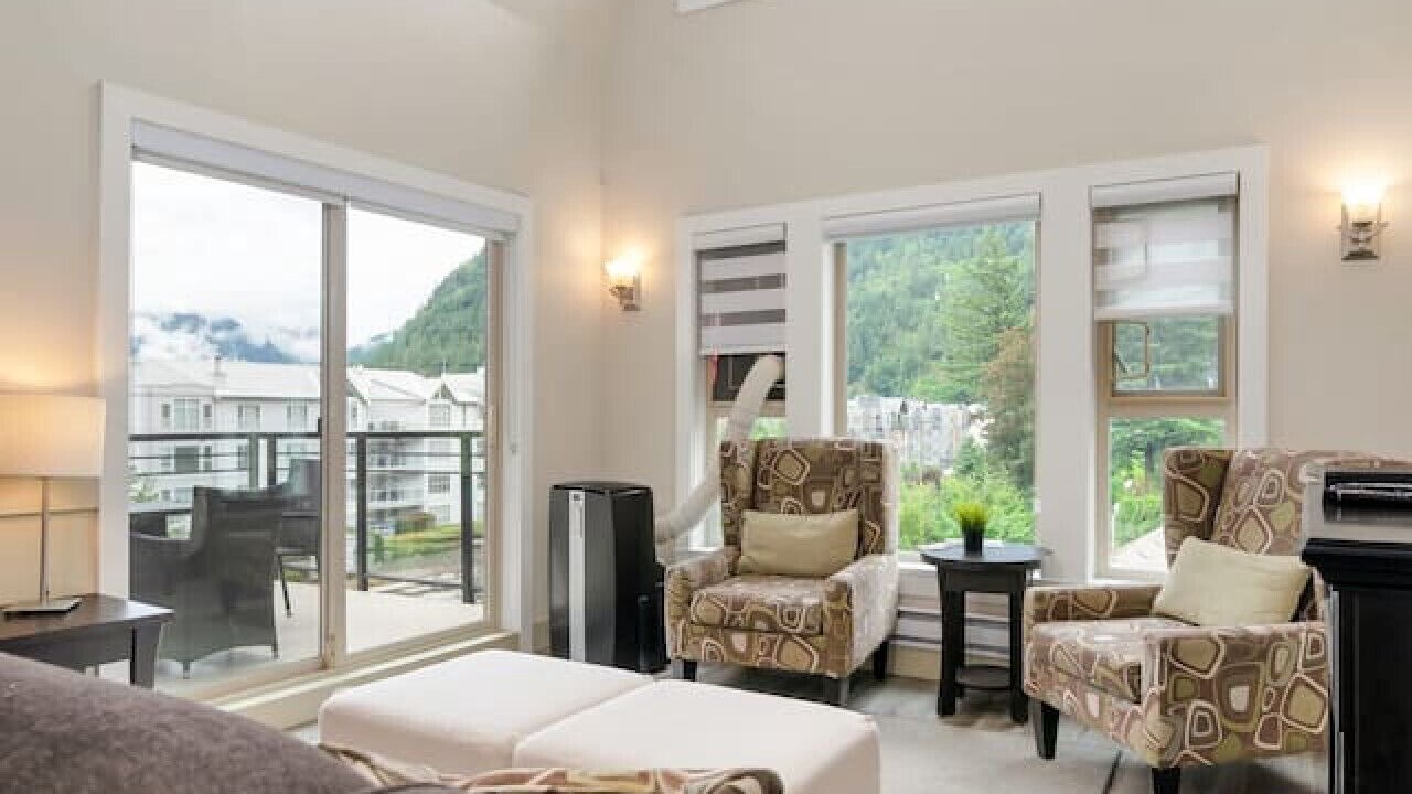 Photo of Livingroom in Harrison Hot Springs
