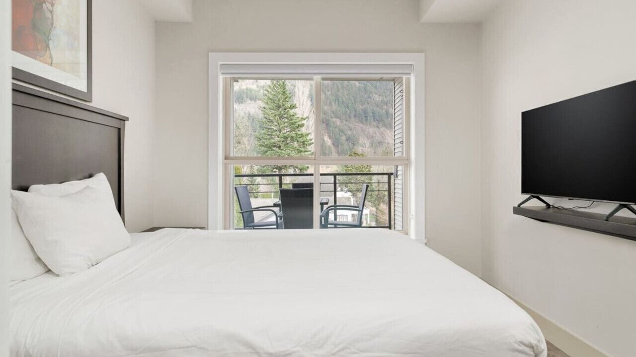Photo of Bedroom in Harrison Hot Springs