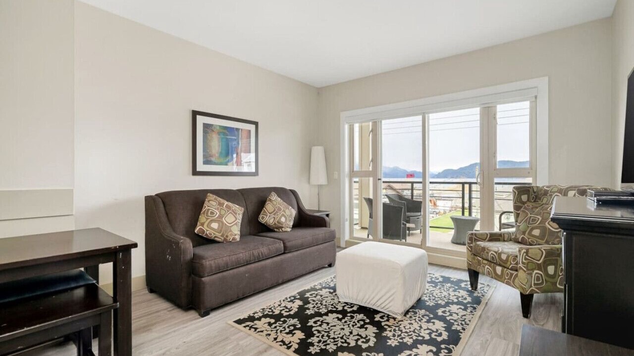 Photo of Livingroom in Harrison Hot Springs