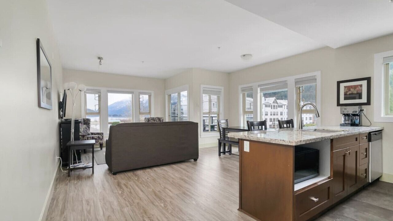 Photo of Livingroom in Harrison Hot Springs