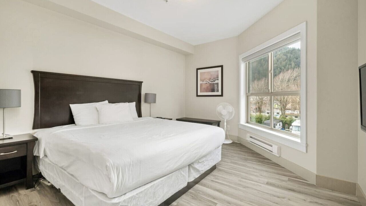 Photo of Bedroom in Harrison Hot Springs