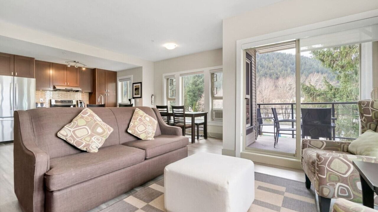 Photo of Livingroom in Harrison Hot Springs