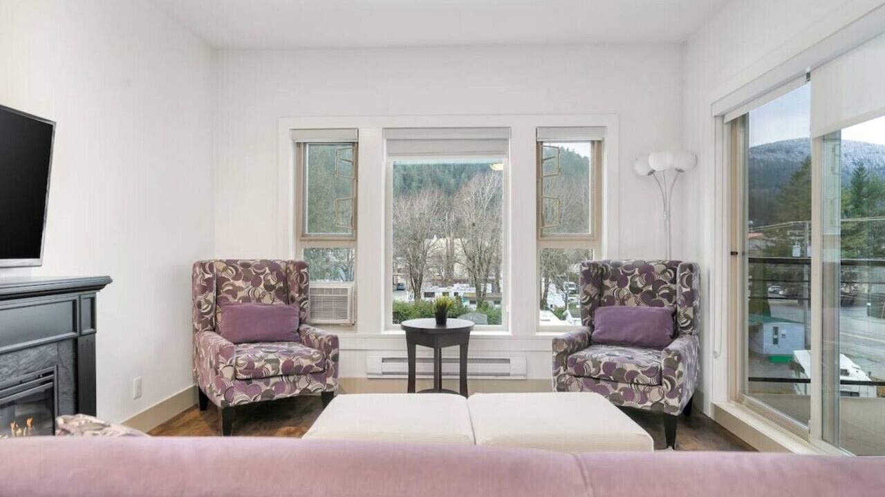 Photo of Livingroom in Harrison Hot Springs