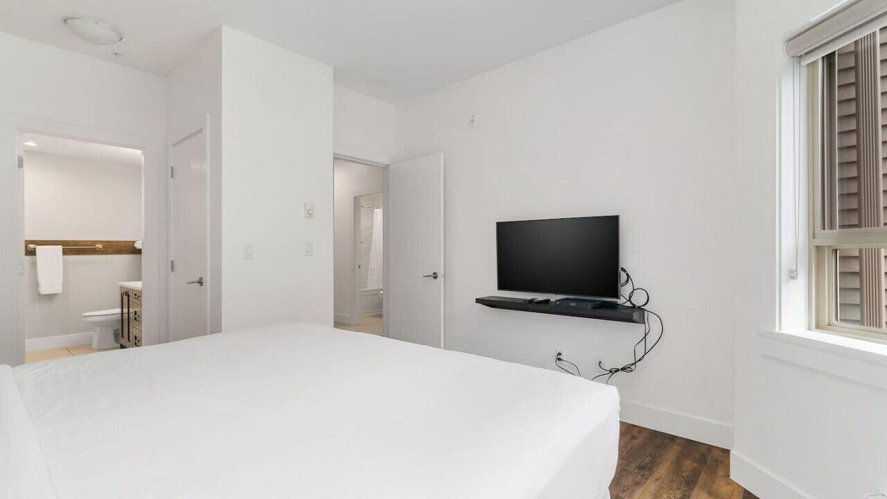 Photo of Bedroom in Harrison Hot Springs