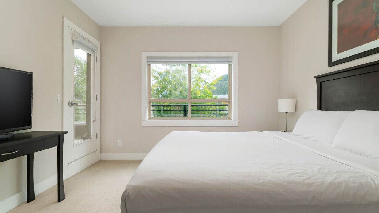 Photo of Bedroom in Harrison Hot Springs