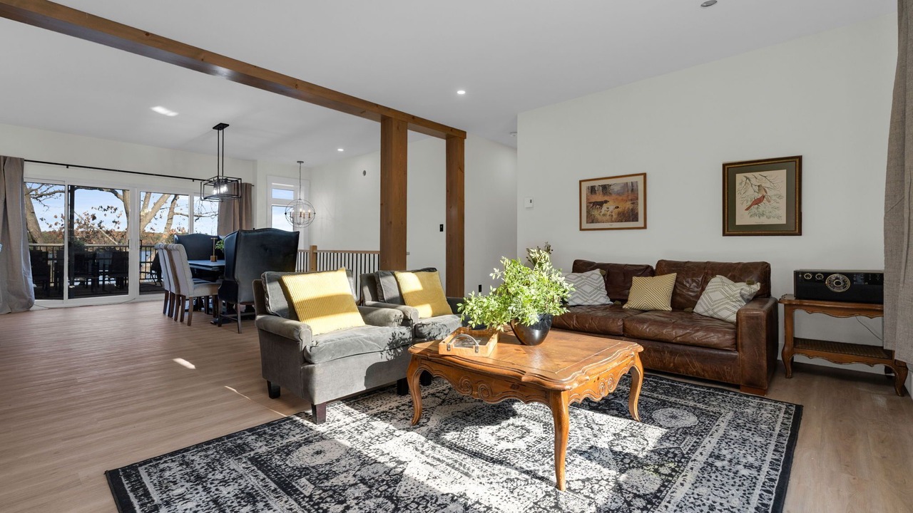 Photo of Livingroom in MacTier