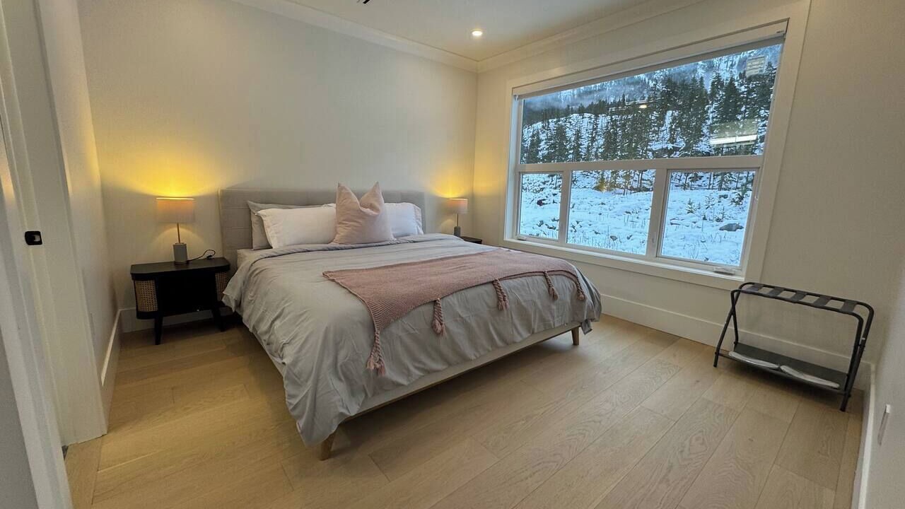 Photo of Bedroom in Sea to Sky Highway
