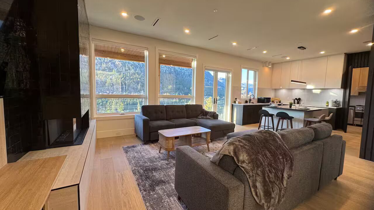 Photo of Livingroom in Sea to Sky Highway
