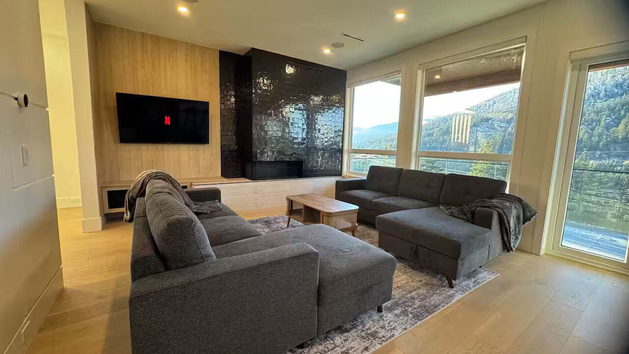 Photo of Livingroom in Sea to Sky Highway