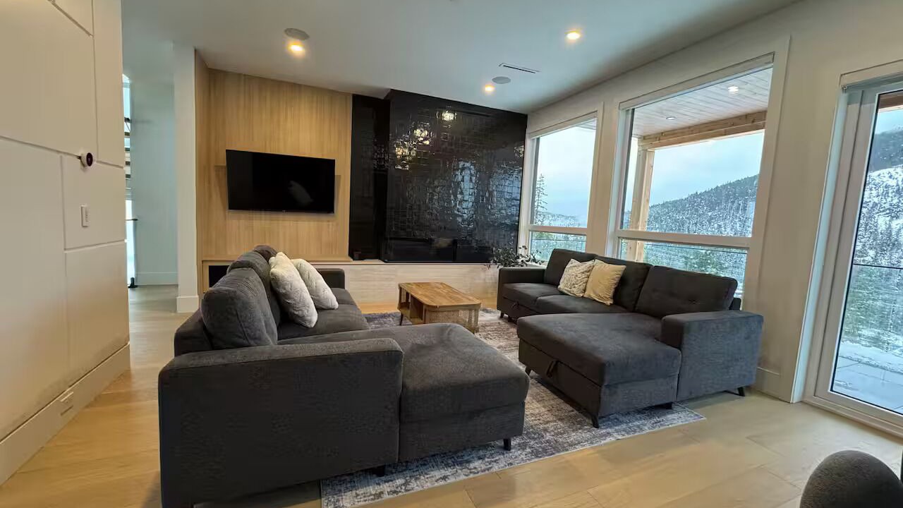 Photo of Livingroom in Sea to Sky Highway