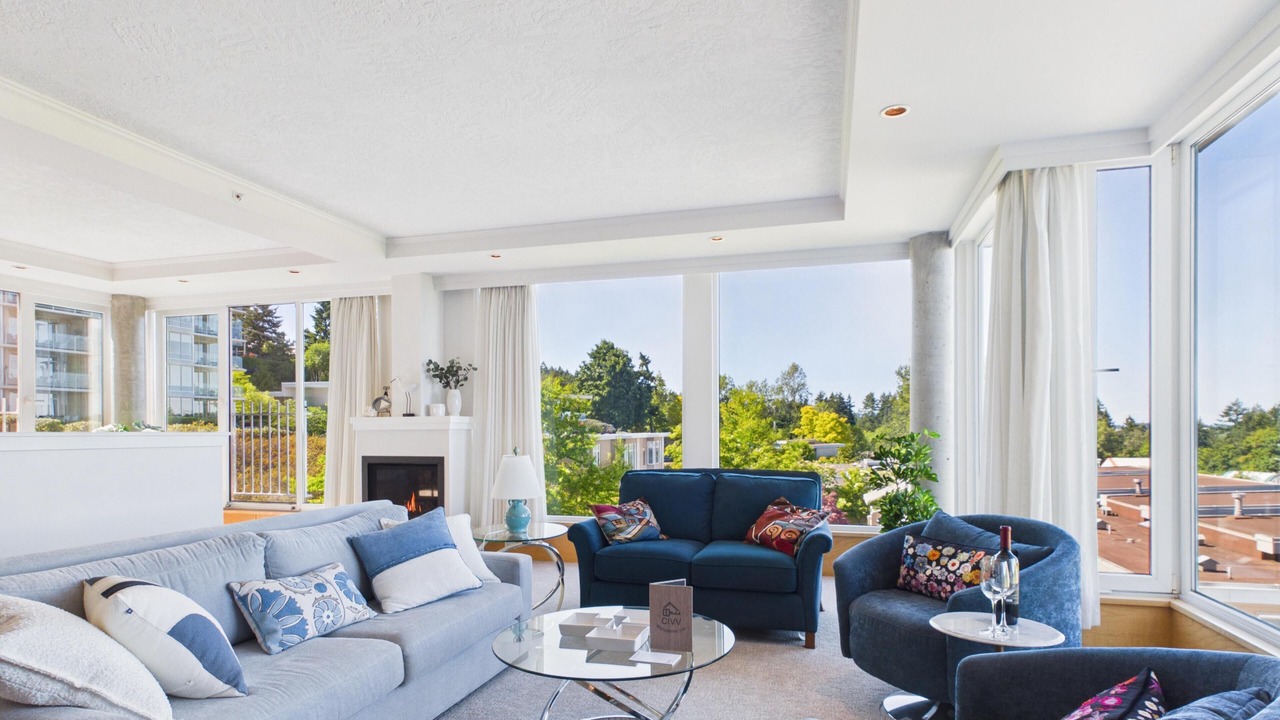 Photo of Livingroom in Cordova Bay