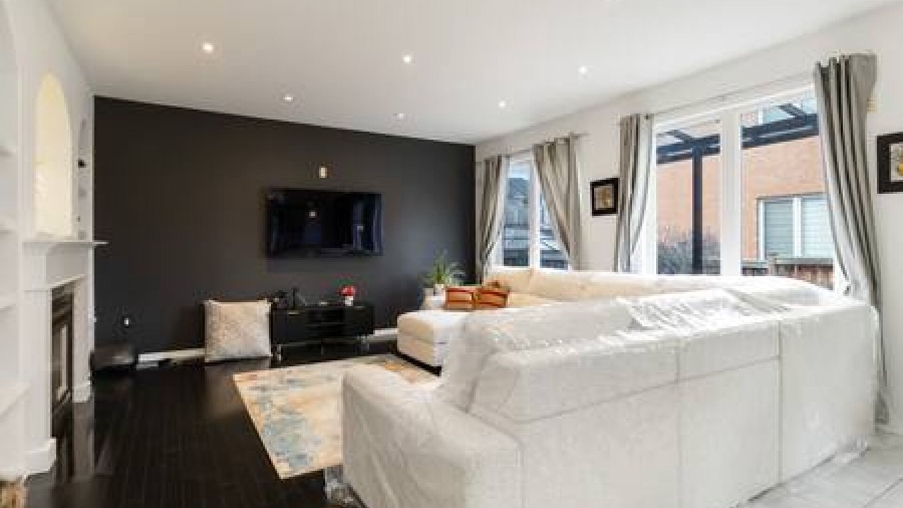 Photo of Livingroom in Halton Regional Municipality
