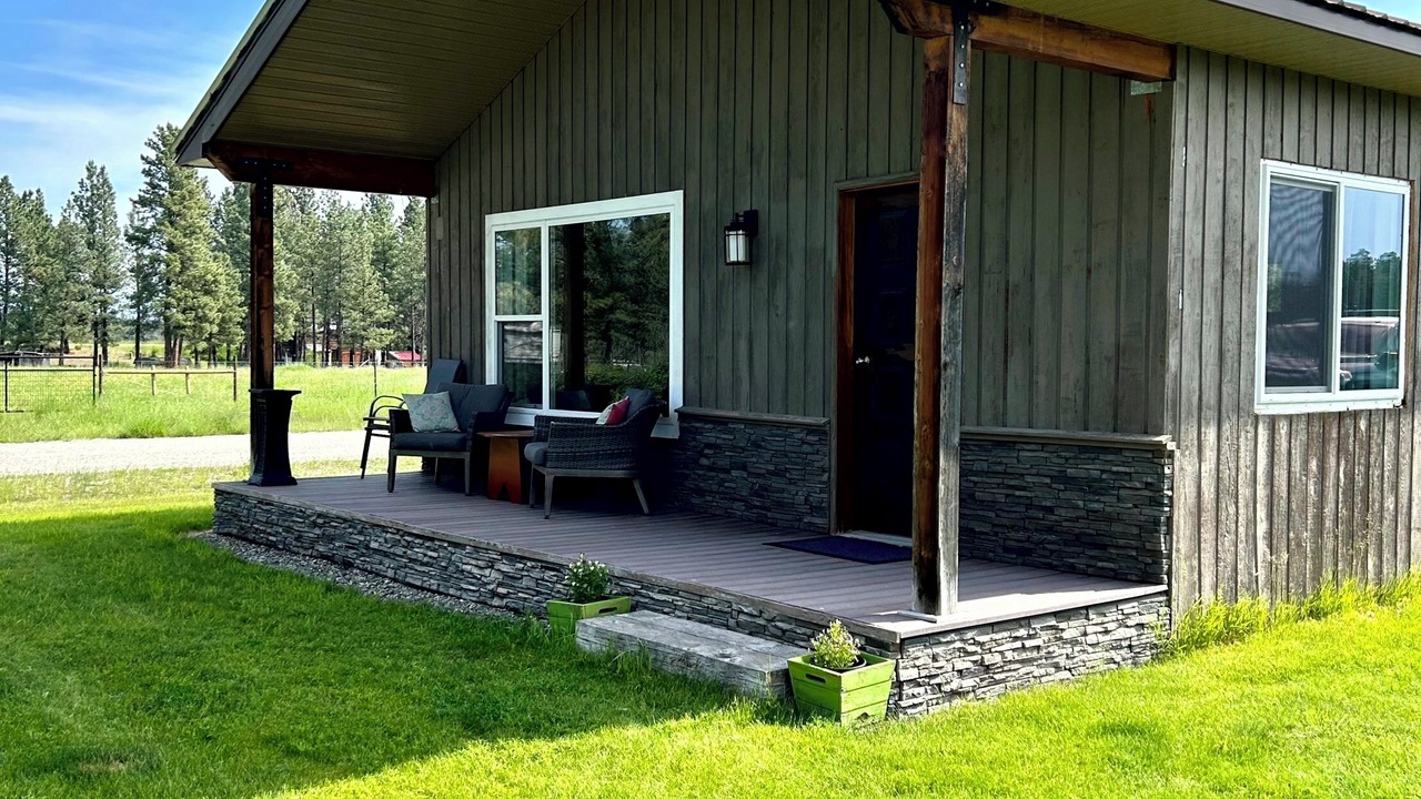 Photo of Patio Balcony in East Kootenay