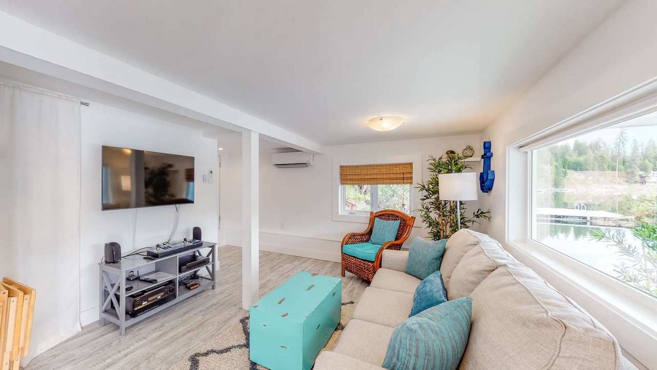 Photo of Livingroom in Christina Lake