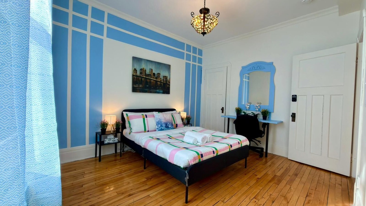 Photo of Bedroom in Cote-Des-Neiges—Notre-Dame-De-Grace