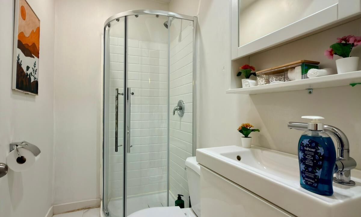 Photo of Bathroom in Cote-Des-Neiges—Notre-Dame-De-Grace