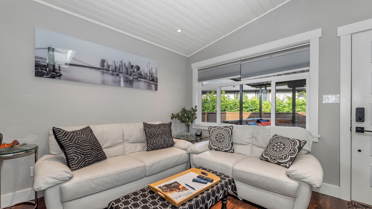 Photo of Livingroom in Saanich West