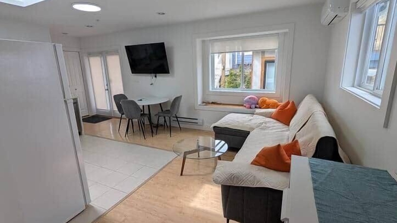 Photo of Livingroom in Renfrew-Collingwood