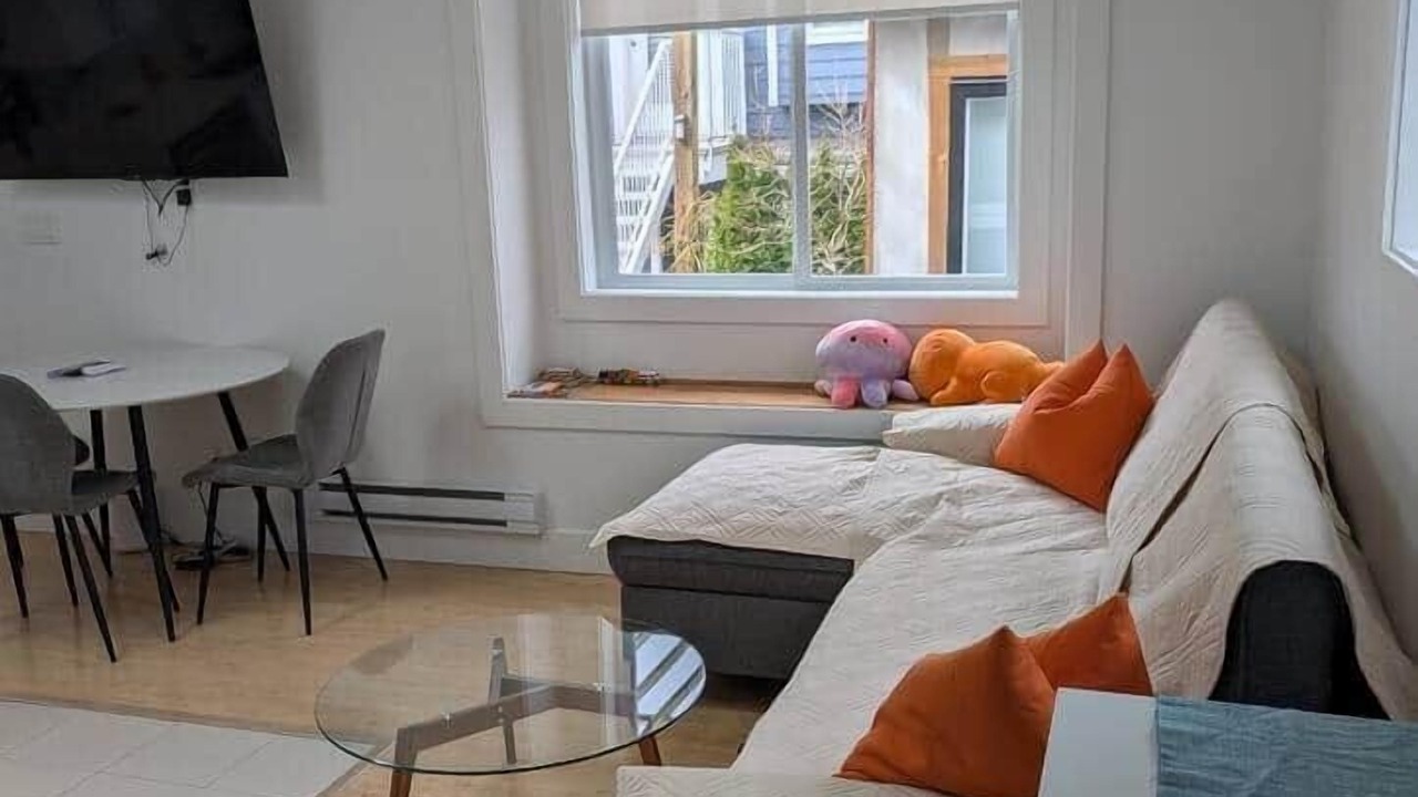 Photo of Livingroom in Renfrew-Collingwood