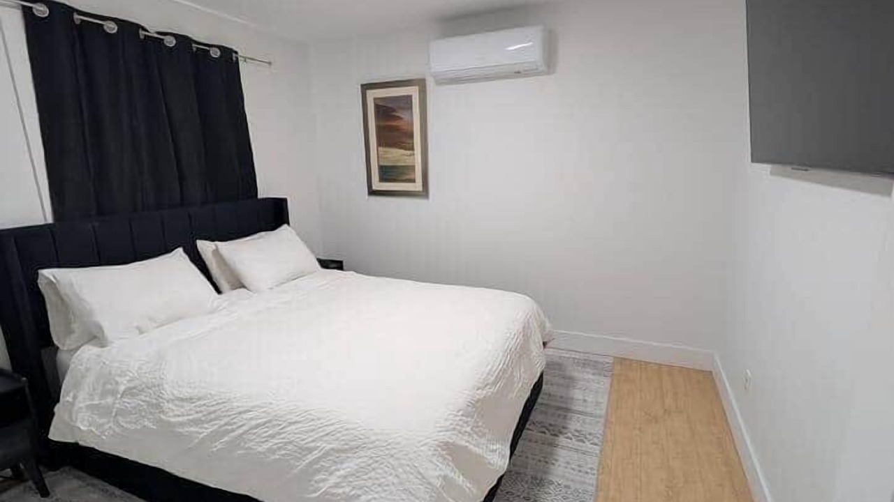 Photo of Bedroom in Renfrew-Collingwood