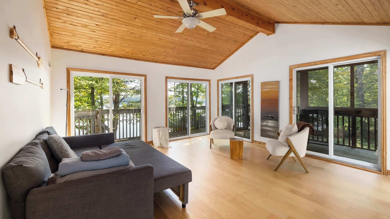 Photo of Livingroom in Central Frontenac