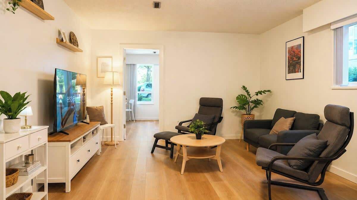 Photo of Livingroom in Renfrew-Collingwood