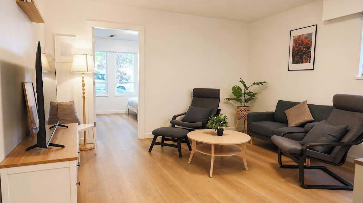 Photo of Livingroom in Renfrew-Collingwood