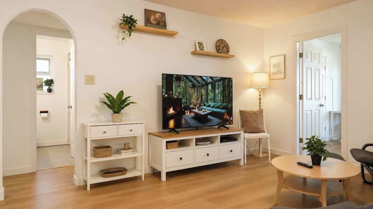 Photo of Livingroom in Renfrew-Collingwood