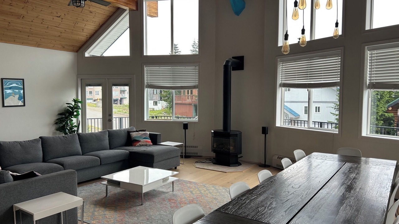Photo of Livingroom in Courtenay