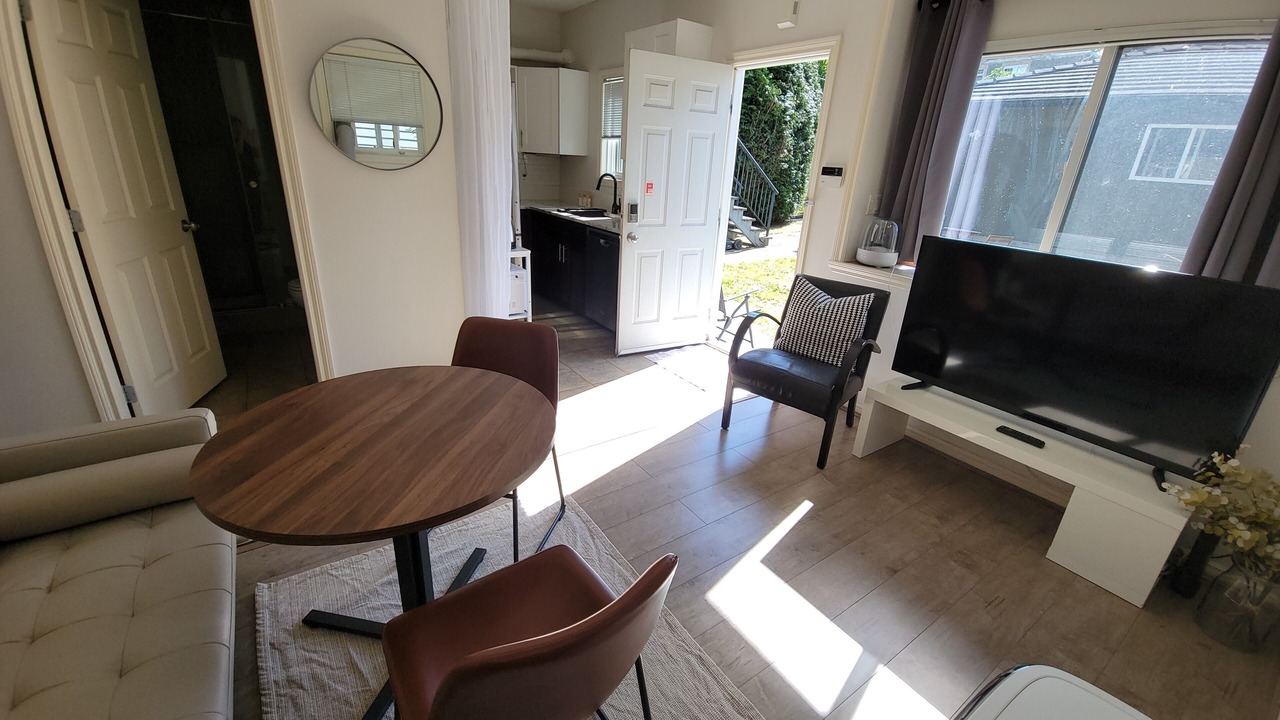 Photo of Livingroom in Renfrew-Collingwood