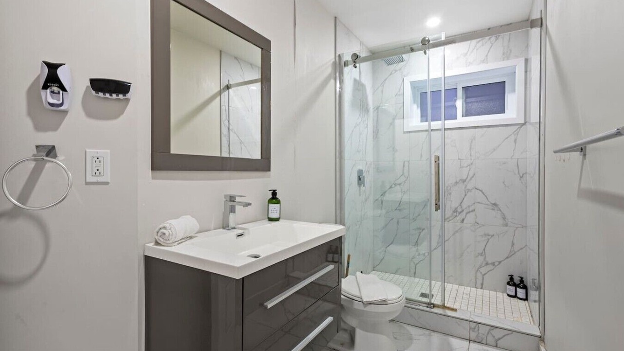 Photo of Bathroom in Cote-Des-Neiges—Notre-Dame-De-Grace
