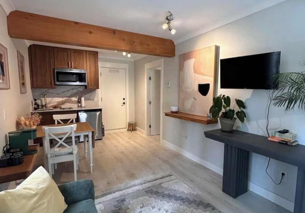 Photo of Livingroom in Saanich East