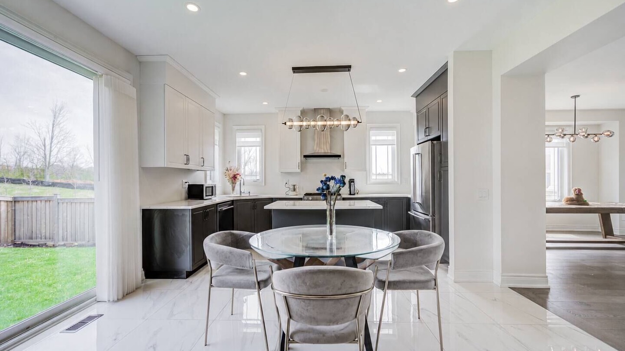 Photo of Kitchen in East Gwillimbury