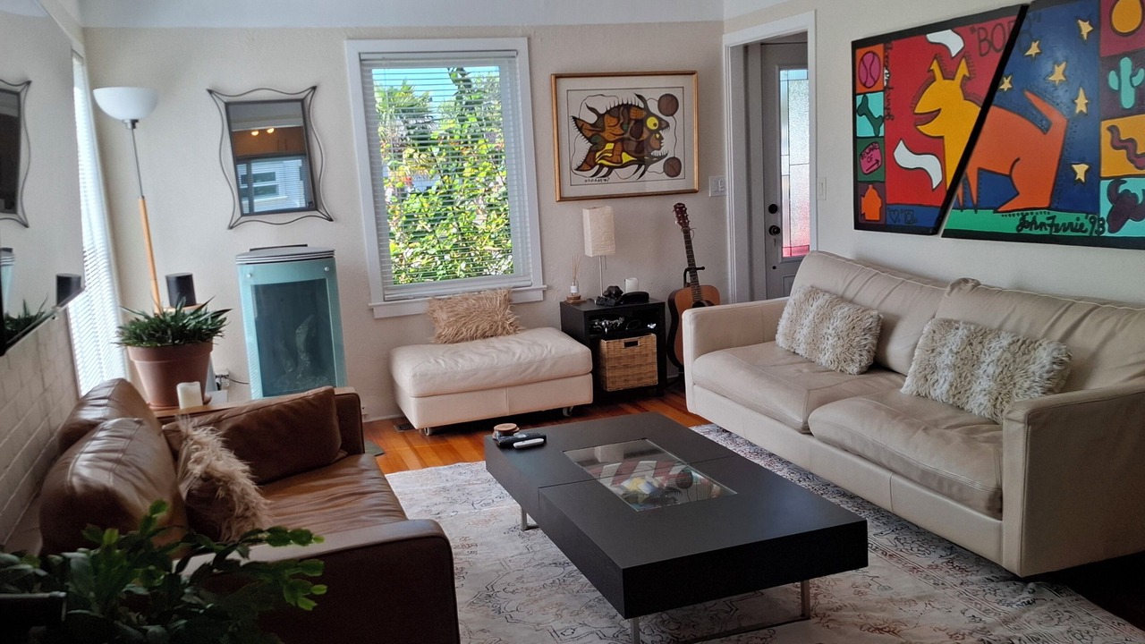 Photo of Livingroom in James Bay