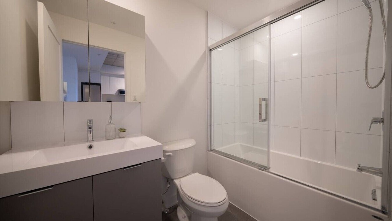 Photo of Bathroom in Carlingwood - McKellar Park - Laurentien View