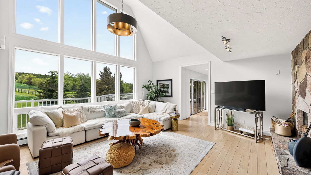 Photo of Livingroom in Quinte West