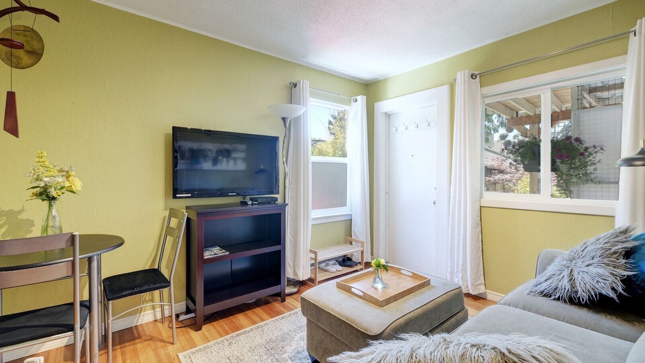 Photo of Livingroom in James Bay