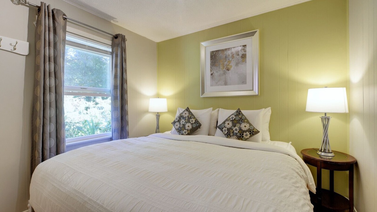 Photo of Bedroom in James Bay